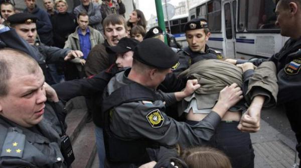 Zeci de arestări la Moscova după un protest în fața sediului FSB. Manifestanții au strigat împotriva lui Putin și au cerut eliberarea arestaților