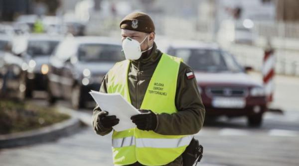 Polonia a scos militarii pe străzi pentru supravegherea carantinei