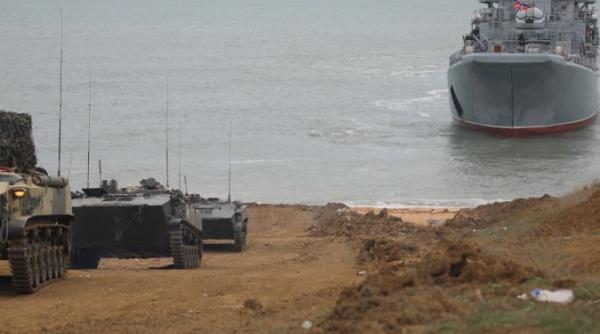 Rusia desfăşoară un amplu exerciţiu militar în Peninsula Crimeea (Video)