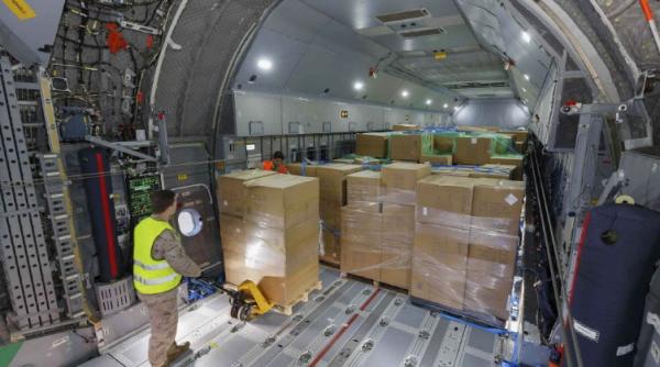 Airbus a pus la dispoziție un avion A400M pentru a transporta măști de protecție în Spania
