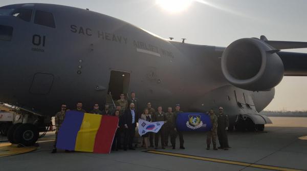 Sosirea aeronavei C-17 Globemaster III de la Seul cu echipamente medicale (Imagini video)