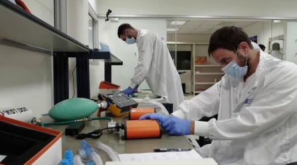 Israelul a transformat linii de producţie a rachetelor pentru a fabrica aparate de ventilat mecanic