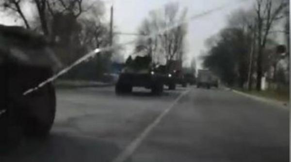 Rusia a trimis zeci de transportoare blindate pe străzile oraşului Rostov-pe-Don (Video)