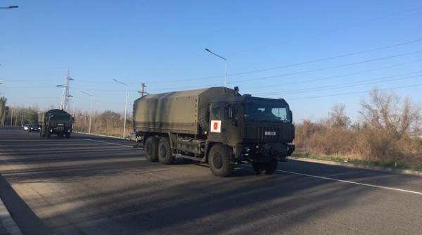 Militari din Batalionul CIMIC distribuie ajutoare pentru vârstnicii din Suceava şi din zone izolate