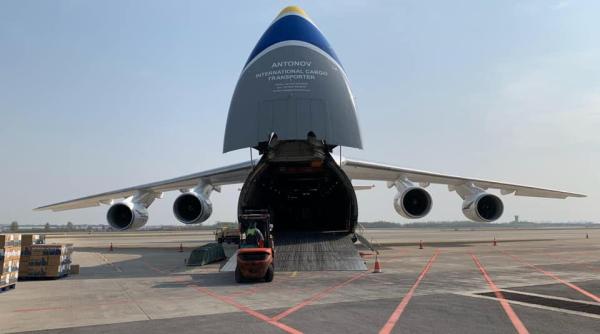 Cel mai mare avion de tip cargo din lume ajunge în România încărcat cu echipamente medicale