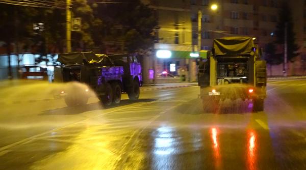 Militarii Batalionului 202 Apărare CBRN dezinfectează căile rutiere din Suceava