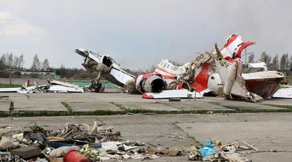 Polonia cere, din nou, Rusiei returnarea epavei avionului prăbuşit la Smolensk