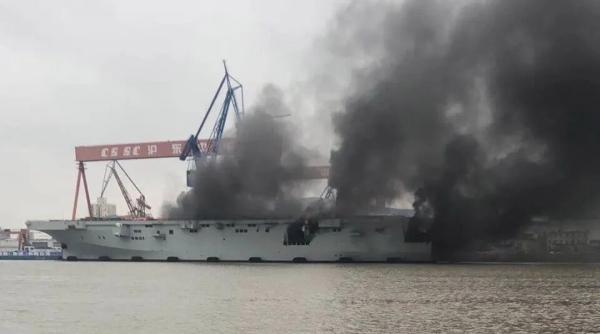 O navă portelicopter a Marinei militare chineze a luat foc (Foto/Video)