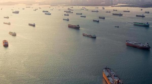 Tancuri petroliere, ancorate în apropierea coastelor Europei. Depozitele sunt la limita maximă