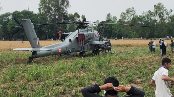 India: Un elicopter de atac AH-64 Apache, forțat să efectueze o aterizare de urgență