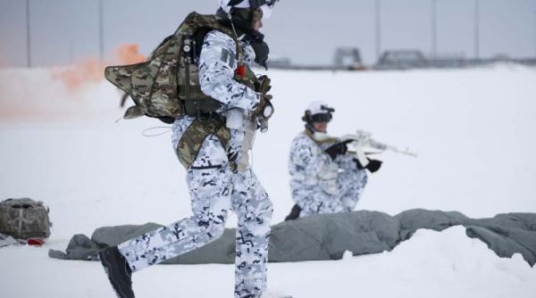 Forțele armate ruse au efectuat exerciții militare în Arctica. Desant aerian de la 10.000 de metrii altitudine (Video)