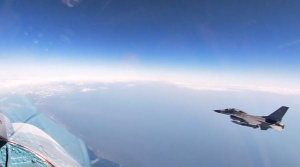 Bombardiere rusești Tu-160, escortate de aeronave europene F-18, F-16 și Saab JAS 39 Gripen (Video)