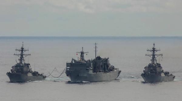 Nave americane și britanice efectuează exerciții de luptă în zona Arctică