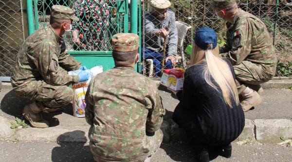 Militarii Batalionului CIMIC distribuie alimente pentru veteranii de război