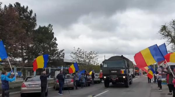 Convoiul românesc, întâmpinat de zeci de persoane la intrarea în Chișinău