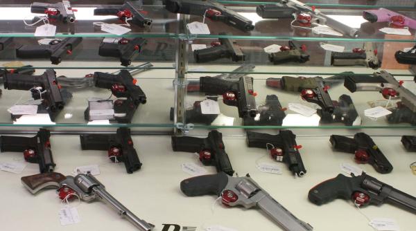 Un judecător federal obligă autoritățile din Massachusetts să redeschidă magazinele de arme