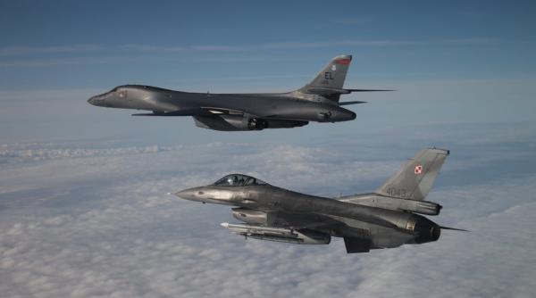 Un bombardier strategic B-1B Lance, zbor demonstrativ în spaţiul aerian al Poloniei (Video)