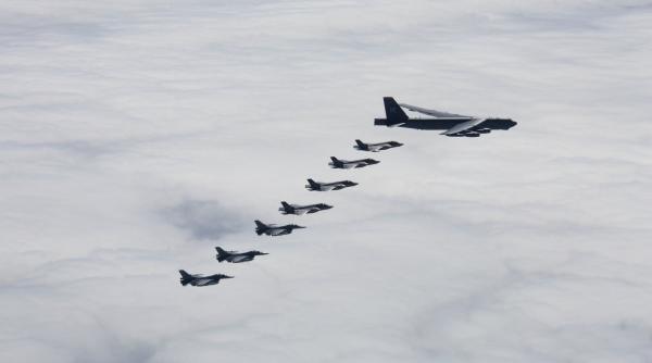 Patru bombardiere americane B-52H Stratofortresses, misiune în spațiul aerian al zonei Arctice (Foto/Video)