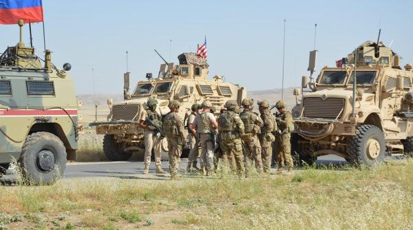 Prezenţa militară sporită a Rusiei în Siria. Convoi rusesc de blindate, blocat de o patrulă militară americană (Foto/Video)