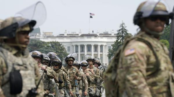 Proteste violente în SUA. Donald Trump a ordonat retragerea Gărzilor naţionale din Washington