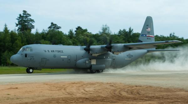 Un C-130 Hercules american a ratat aterizarea, izbindu-se de un zid
