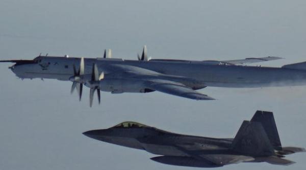 Patru bombardiere strategice rusești Tu-95MS, interceptate de avioane americane F-22 (Video)