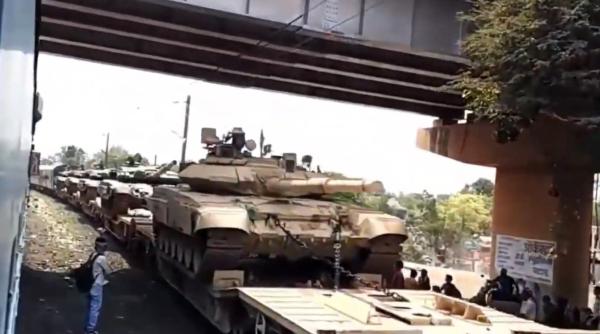 India a trimis zeci de tancuri la graniţa cu China (Video)