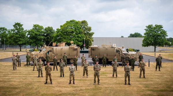Generalul britanic Edward Smyth-Osbourne, comandantul ARRC, în vizită în România