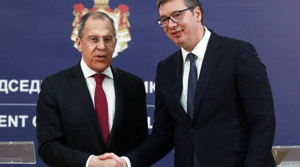 Moscova nu lasă Belgradul din mână. Lavrov reafirmă sprijinul Rusiei faţă de Serbia