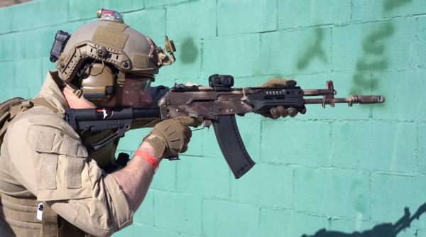 Kalașnikov a livrat trupelor ruse 35.000 de puști de asalt AK-12