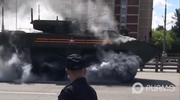 Ce nu a vrut propaganda lui Putin să vedem? Un transportor blindat K-17 Bumerang a luat foc în timpul paradei militare (Video)