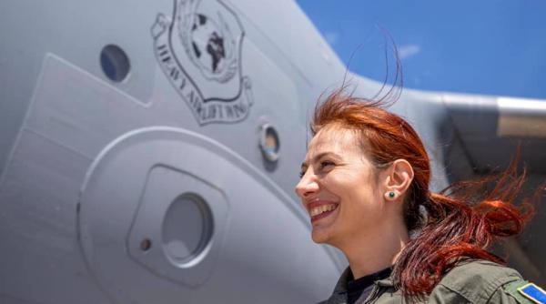 Simona Maierean, prima femeie pilot comandant de aeronavă în cadrul Heavy Airlift Wing din Europa