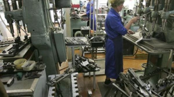 Ministerul Muncii: Limita vârstei de pensionare pentru angajaţii din industria de armament scade cu 13 ani
