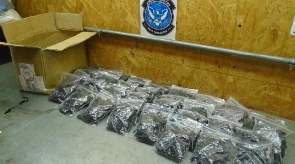 Statele Unite au descoperit un transport ilegal de peste 10 mii de piese de arme automate din China