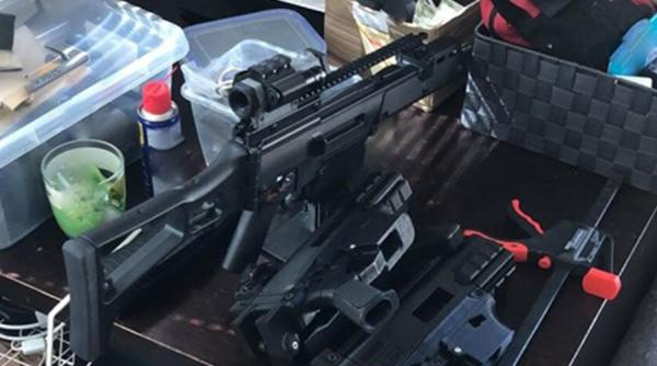 Fabrică ilegală de mitraliere, lângă Timişoara. Un cetatean irakian producea arme semiautomate (Video)