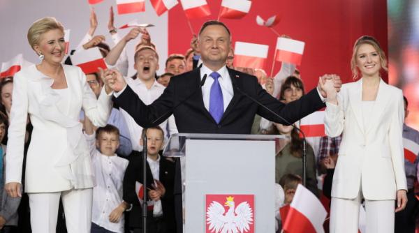 Alegeri Polonia: Duda a obținut o victorie la limită potrivit sondajelor