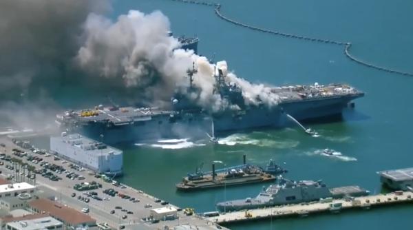 Nava de desant USS Bonhomme Richard a luat foc la baza navală San Diego (Video)