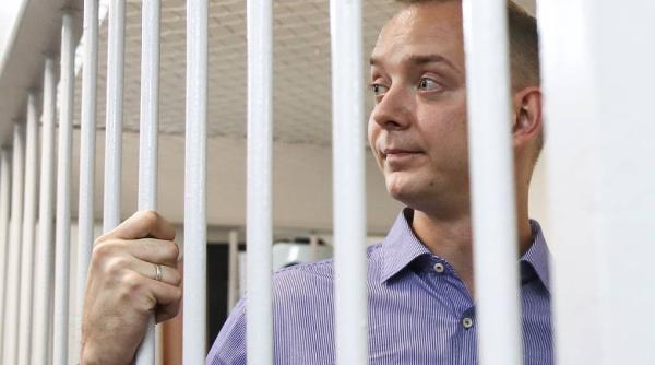 Știrile zilei: Jurnalistul rus Ivan Safronov a furnizat secrete militare către Cehia; SUA ia în calcul producerea de armament sovietic; Mai multe vehicule de luptă Bradley au ajuns în Polonia