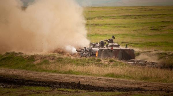 Știrile zilei: Tanchiştii români, trageri cu TR-85M1 Bizonul; Rusia își încordează mușchii în Marea Neagră și vrea portelicoptere; Tancuri Abrams în Polonia și Egiptul aproape de intervenție în Libia