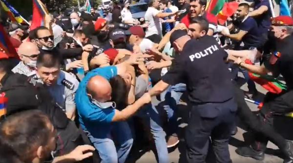 Bătaie între armeni și azeri în fața Ambasadei Armeniei din Chișinău. Ambasadorul azer îl acuză pe un consilier al lui Dodon de provocări (VIDEO)