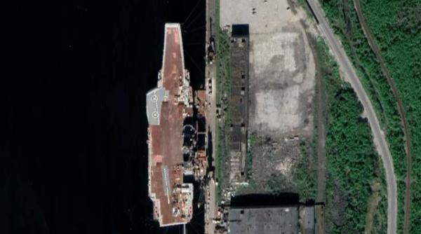 Unicul portavion al Rusiei, bătrânul Amiral Kuznețov, o epavă uitată la cheu în portul Murmansk