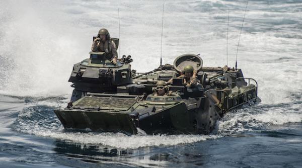 Vehicul amfibiu al SUA, implicat într-un incident tragic. Cel puțin un pușcaș marin a murit și alți opt sunt dați dispăruți