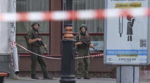 Bărbatul care săptămâna trecută a luat ostatic un poliţist a fost ucis de forţele speciale ucrainene