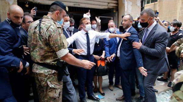 Macron, întâmpinat ca un salvator la Beirut, în timp ce oamenii scandau 'Revoluție'. Franța cere Libanului reforme