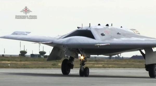 Forțele Aerospațiale ale Rusiei vor primi, anul viitor, drone de atac Sukhoi S-70 Okhotnik-B