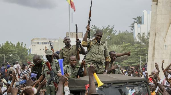 Lovitură de stat în Mali: Preşedintele a demisionat, militarii au pus mâna pe putere şi anunţă organizarea de alegeri