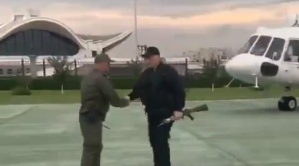 Lukaşenko apare într-o înregistrare video cu vestă antiglonţ şi cu o armă automată în mână - Video