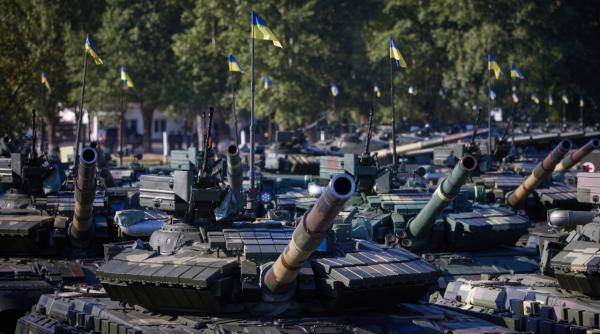 Ucraina 'marchează' livrarea de tehnică militară către trupe, inclusiv T-72 și T-64 modernizate, în contextul sărbătorilor naționale