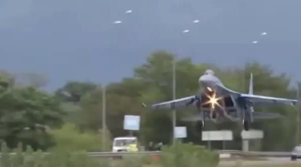 Aproape de tragedie. Un Su-27 al Ucrainei a aterizat pe o autostradă, dar a doborât un indicator rutier (Video + Foto)
