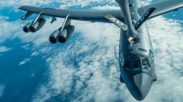 Generalul Petrescu: România contează pe NATO. Șeful SMAp salută prezența detașamentului canadian și zborurile bombardierelor B-52